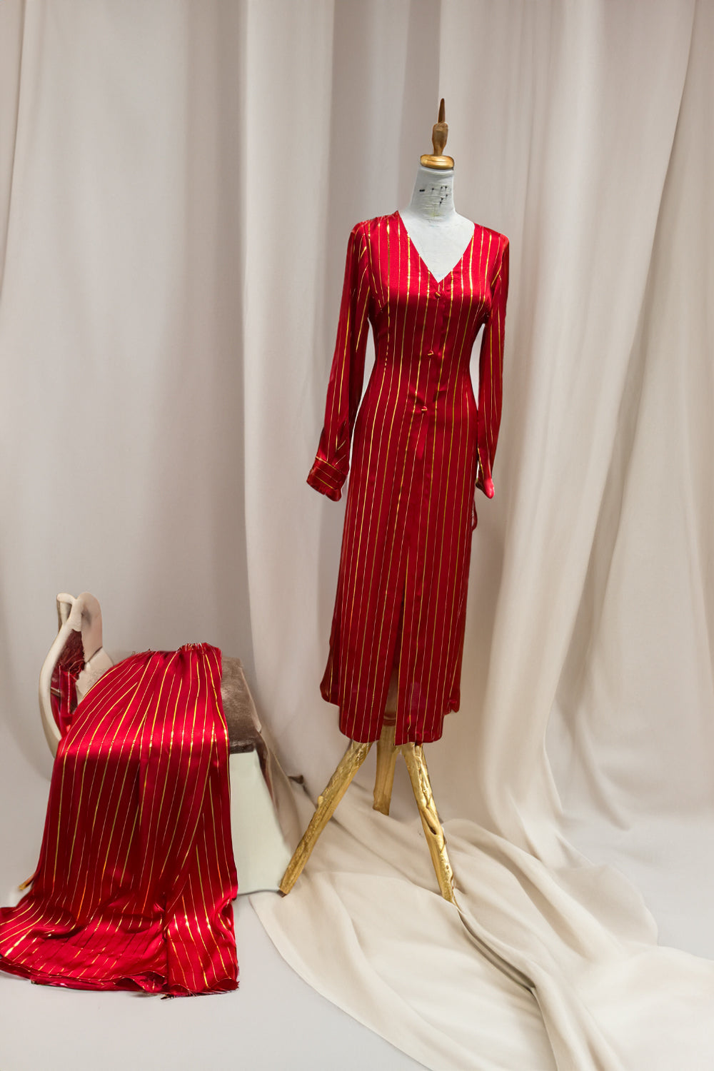 Glamorous Goldstripes: Vintage-Style Midi Dress